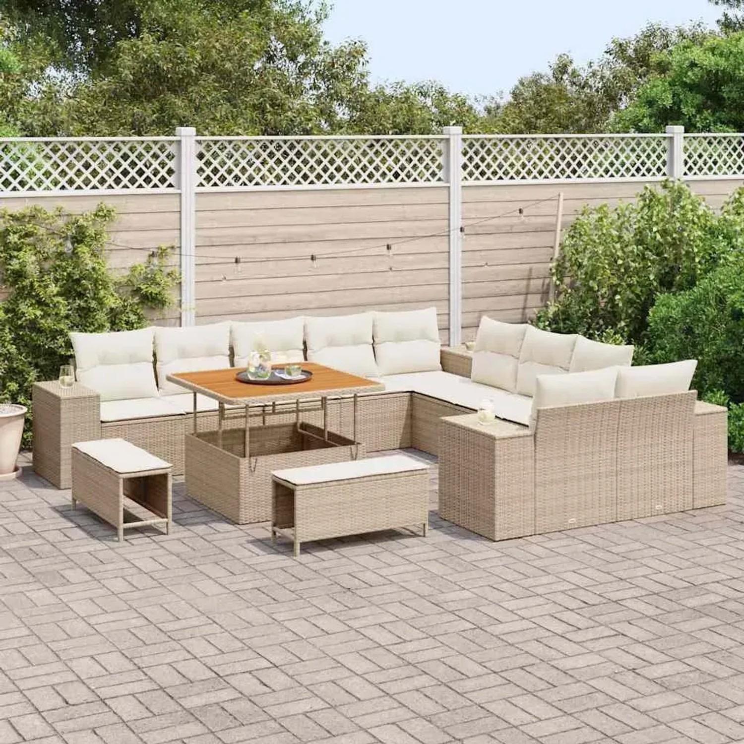 Beiges 13-teiliges vidaXL Garten-Sofa-Set aus Poly Rattan mit höhenverstellbarem Tisch.