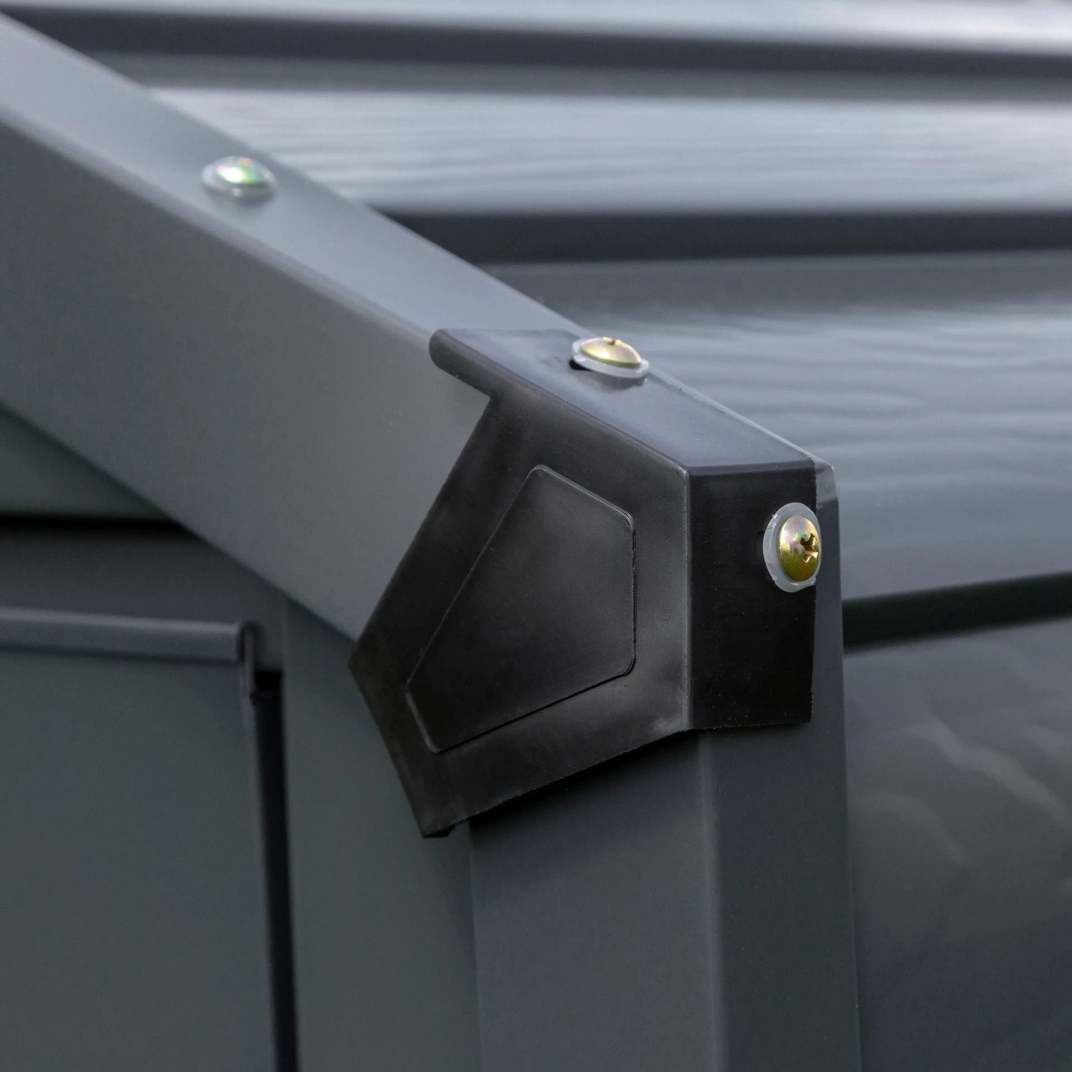 Detailaufnahme: Ecke des grauen Spacemaker Metall-Gerätehauses mit Schrauben.