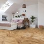 Heller Raum mit Masterfloor AQUAline Laminat Eiche Milano Reale im Fischgrätmuster.