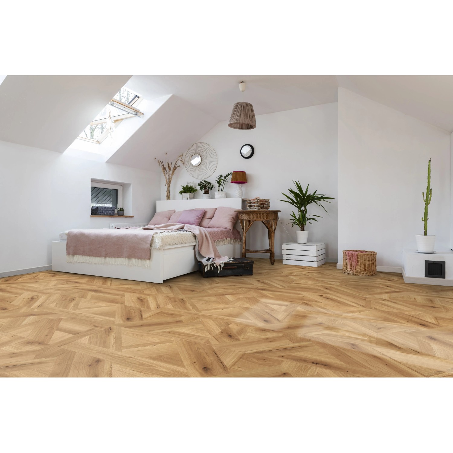 Heller Raum mit Masterfloor AQUAline Laminat Eiche Milano Reale im Fischgrätmuster.