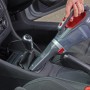 Black+Decker Autosauger ADV1200 in Anwendung im Auto. Handstaubsauger für die Autopflege.