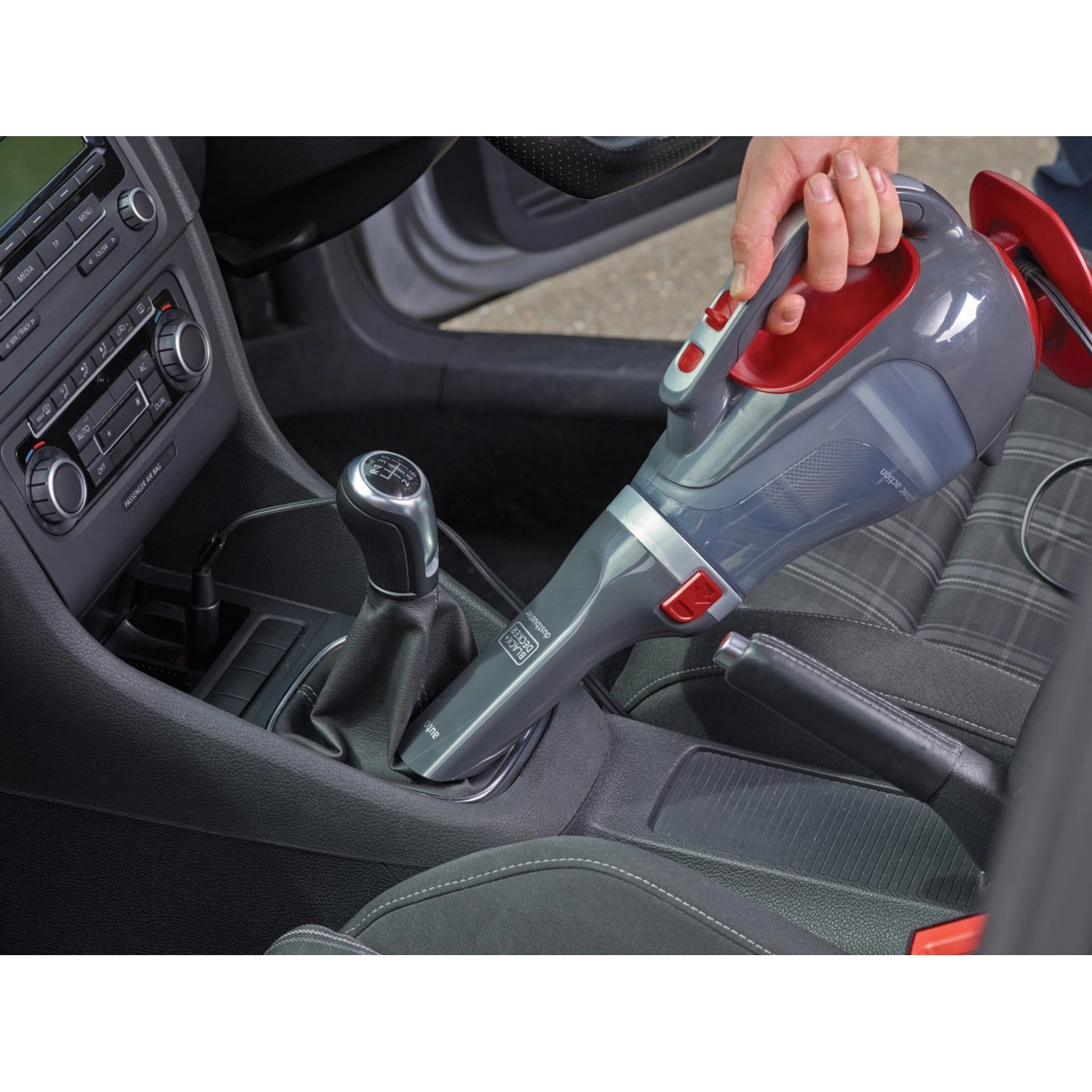 Black+Decker Autosauger ADV1200 in Anwendung im Auto. Handstaubsauger für die Autopflege.
