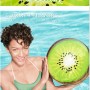 Frau hält Bestway Wasserball Sommerfrucht Kiwi Design im Wasser.