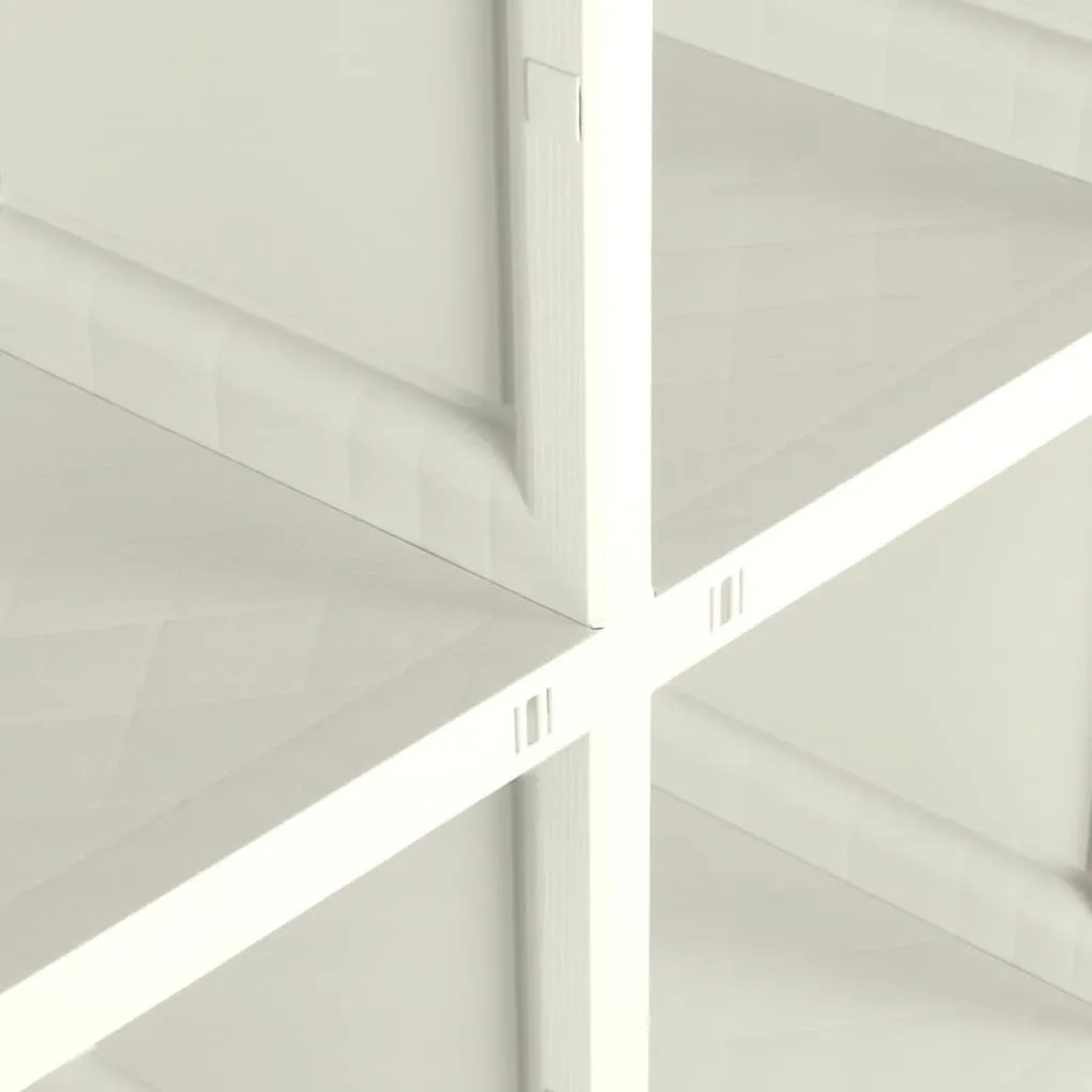 Detailansicht: Innenleben des vidaXL Kunststoffschranks in Holzdesign Vanilleeis.