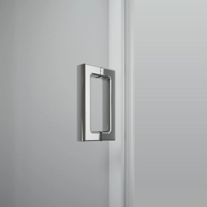 Detailaufnahme: Breuer Drehtür Panorama mit Griff in Chromoptik. Duschtür für Seitenwand.