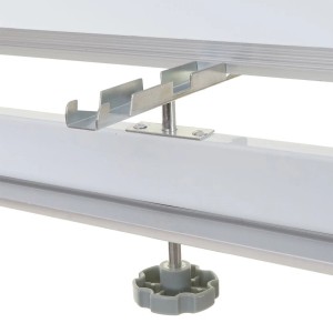 Detailaufnahme: Rollbares Proregal Whiteboard mit Zubehörhalterung und Stellfuß.