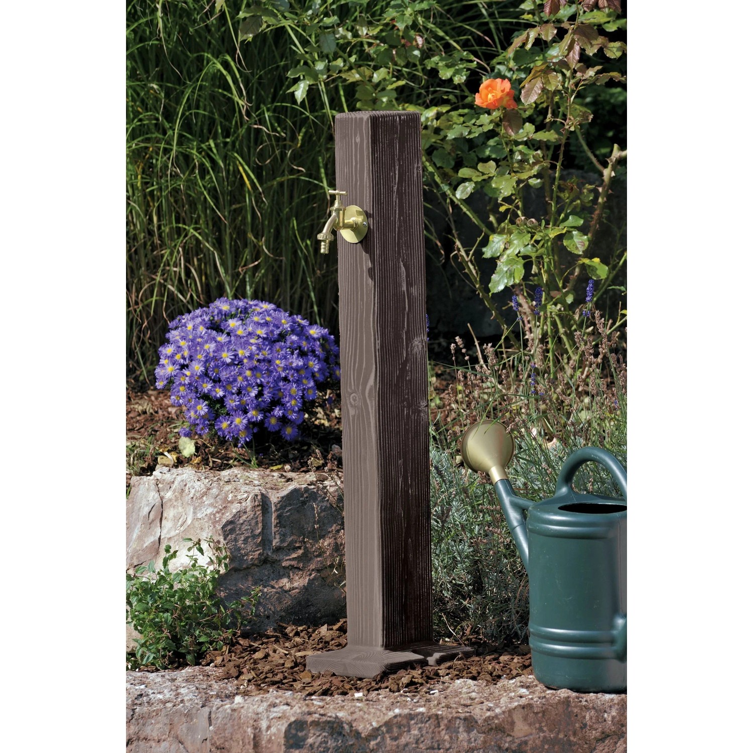 Arves Wasserzapfstelle Forest dunkelbraun im Garten mit Messing-Wasserhahn.