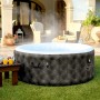 Bestway Lay-Z-Spa Barbuda AirJet aufblasbarer Whirlpool (Ø 180cm) im Garten mit Tisch und Getränken.