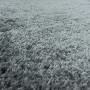 Nahaufnahme: Ayyildiz Hochflorteppich Fluffy 3500, hellgrau, weicher Flor.