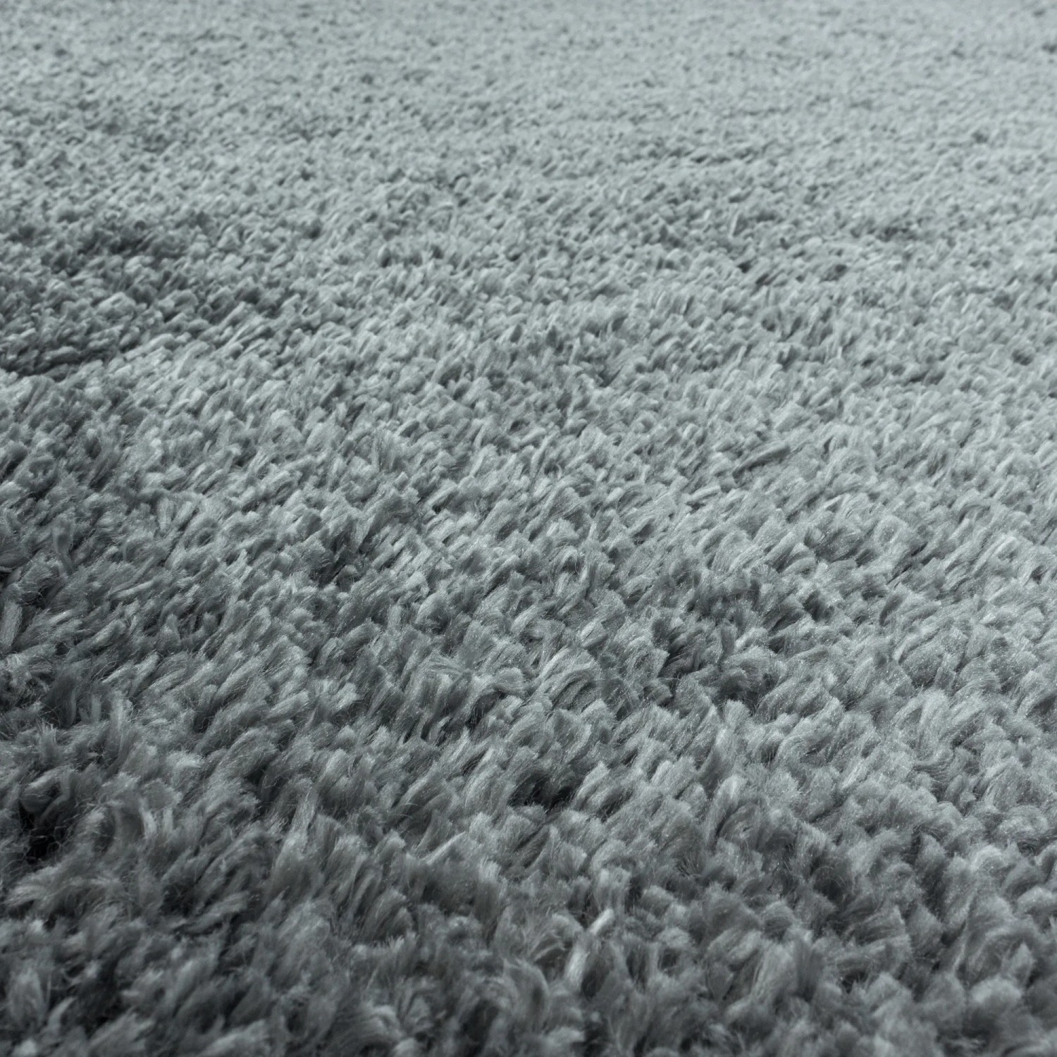 Nahaufnahme: Ayyildiz Hochflorteppich Fluffy 3500, hellgrau, weicher Flor.
