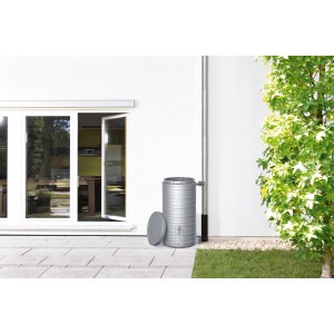 Garantia Regenwasserbehälter Nordic 300 l in Steingrau mit Deckel im Garten.