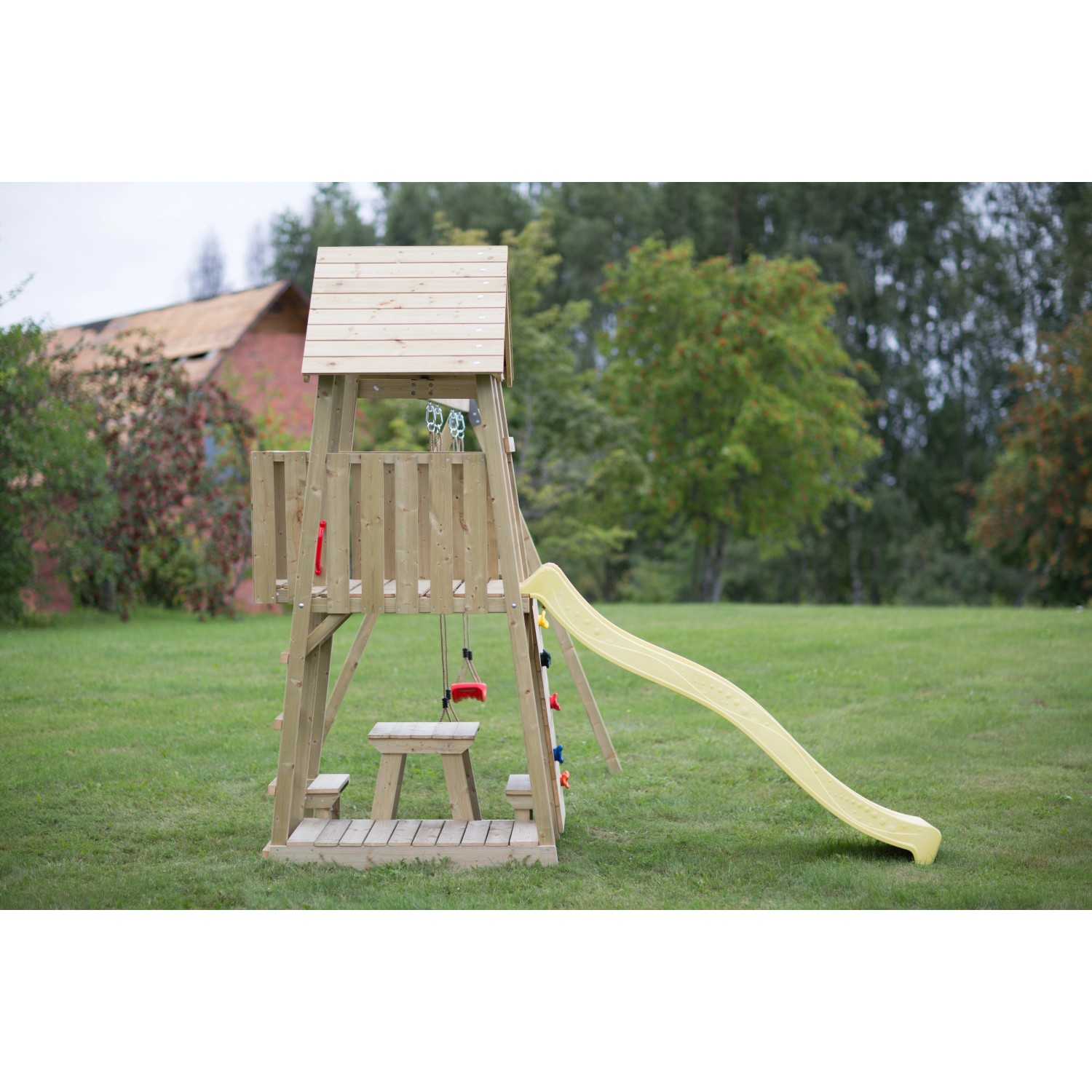 Wendi Toys Kinderspielturm Giraffe mit Rutsche und Kletterwand im Garten.