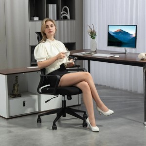 Schwarzer HOMCOM Bürostuhl mit Armlehnen und atmungsaktivem Mesh-Gewebe im Büro.