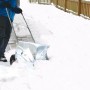 Westfalia Roll Schneeschieber aus Aluminium im Einsatz. Schneeräumen leicht gemacht.