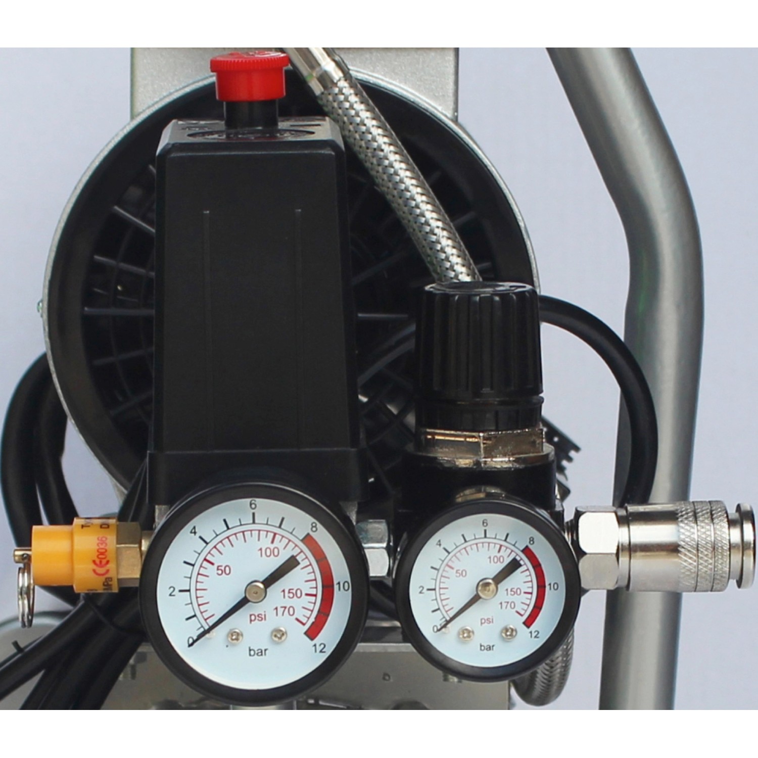 Detailaufnahme: Hyundai Silent Kompressor 6 l, 8 bar. Manometer und Druckregler im Fokus.