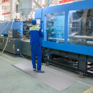 Graue KARAT Anti-Ermüdungsmatte Dyna-Protect Diamond (60x50 cm) am Arbeitsplatz.