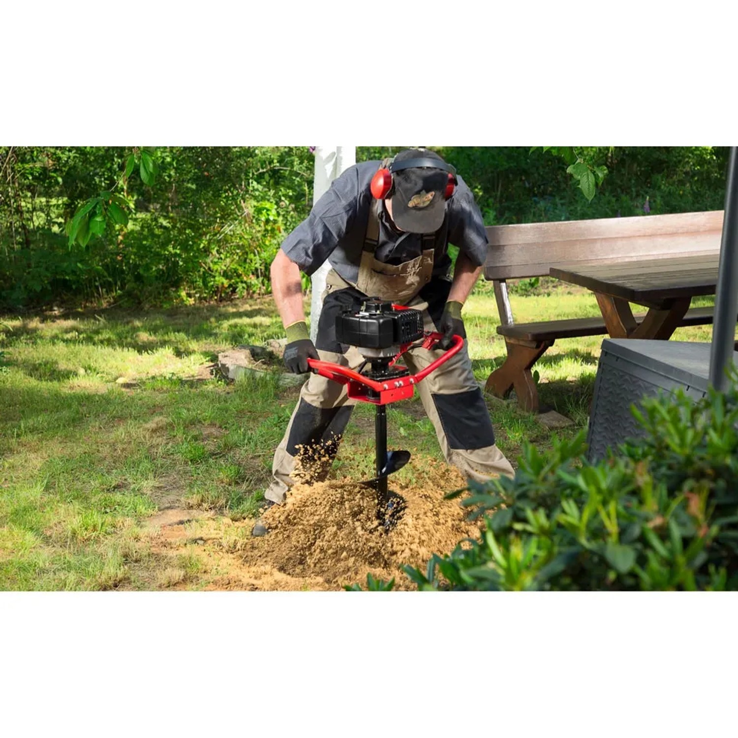 EBERTH Erdlochbohrer mit 3 Bohrern (100, 150, 200mm) im Einsatz beim Bohren eines Erdlochs.