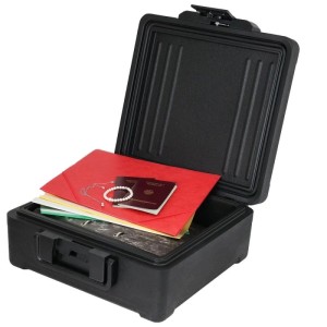 HMF feuerfeste, wasserdichte Dokumentenbox schwarz, offen mit A4-Ordnern, Pässen und Schmuck. Abschließbarer Tresor.
