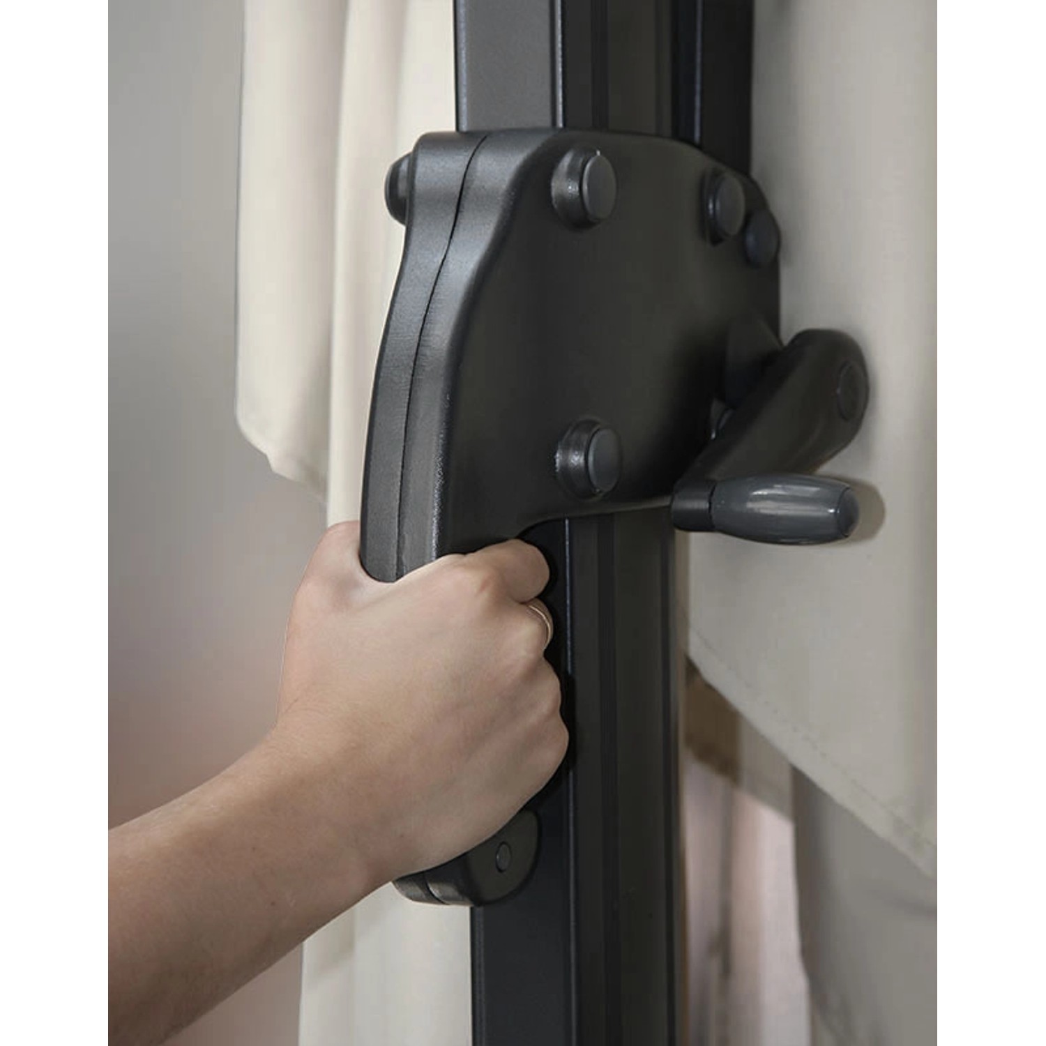 Detailaufnahme: Hand bedient Kurbelmechanismus von MCW Ampelschirm A96.