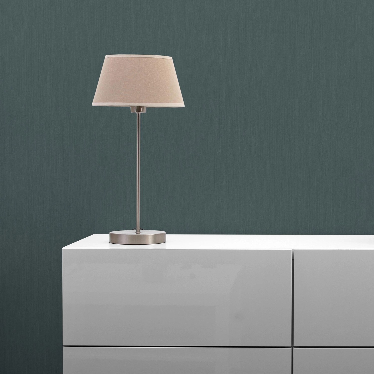 Blau-graue Tadessi Unitapete (M1 No 2361) hinter Lampe auf weißem Schrank.