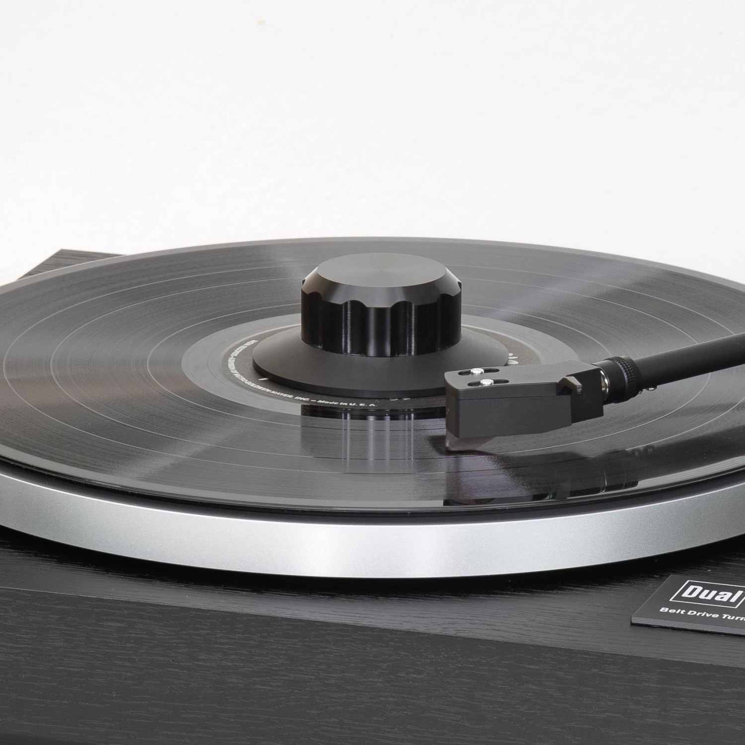 Dynavox Schallplattenklemme VC-150 Schwarz auf einem Plattenspieler zur Klangverbesserung.