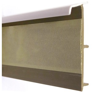 Weiße Teppichleiste mit Klebestreifen, 50 mm breit, für saubere Übergänge.