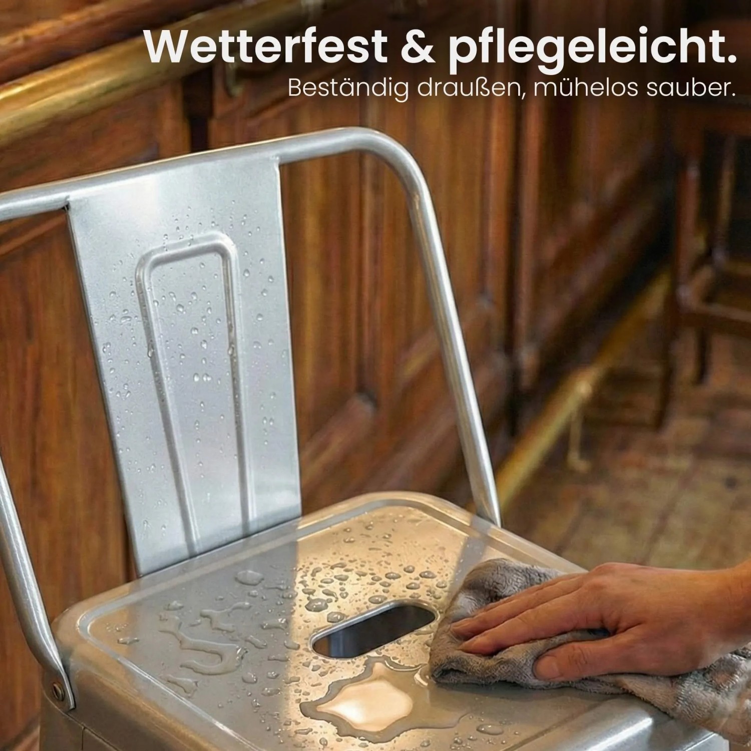 Silberner Metall Barhocker Mason mit Wassertropfen, wird abgewischt. Zeigt Wetterfestigkeit & Pflegeleichtigkeit.