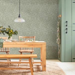 William Morris Vliestapete Willow Bough in Hellgrün mit Blättermuster im Esszimmer.