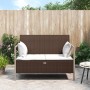 Braune 2-Sitzer Gartenbank aus Polyrattan mit cremeweißen Kissen für Terrasse und Garten.