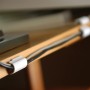Tesa Powerstrips Kabel Clips (5 Stk.) in Weiß fixieren Kabel an einem Tisch.