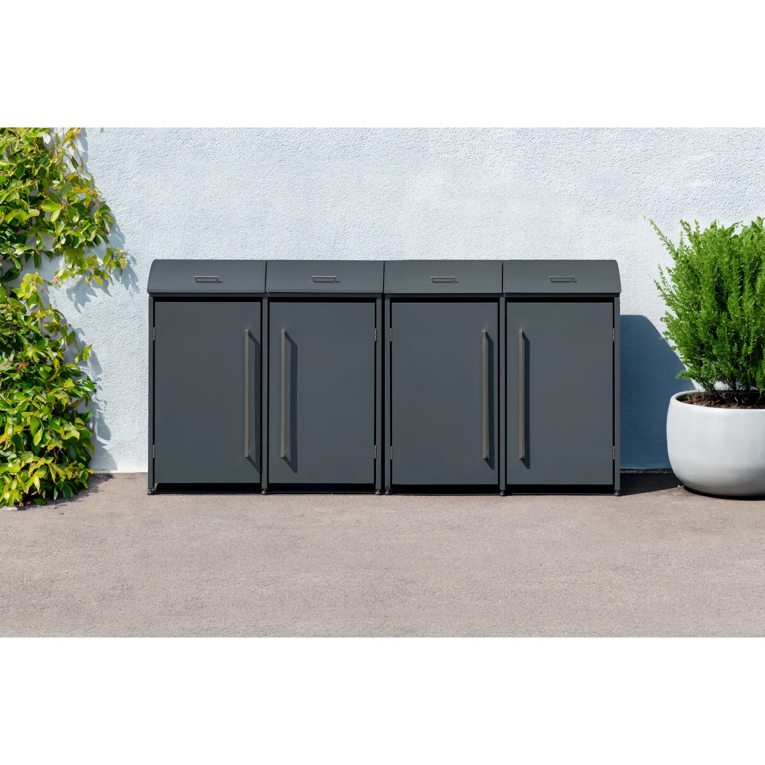 Westmann Mülltonnenbox Moderna für 4 Tonnen (je 240 l) in Anthrazit. Stahlbox mit Griffen vor heller Wand.