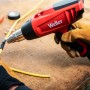 Weller Heißluftpistole mit Röhrendüse und Breitschlitzdüse im Einsatz.