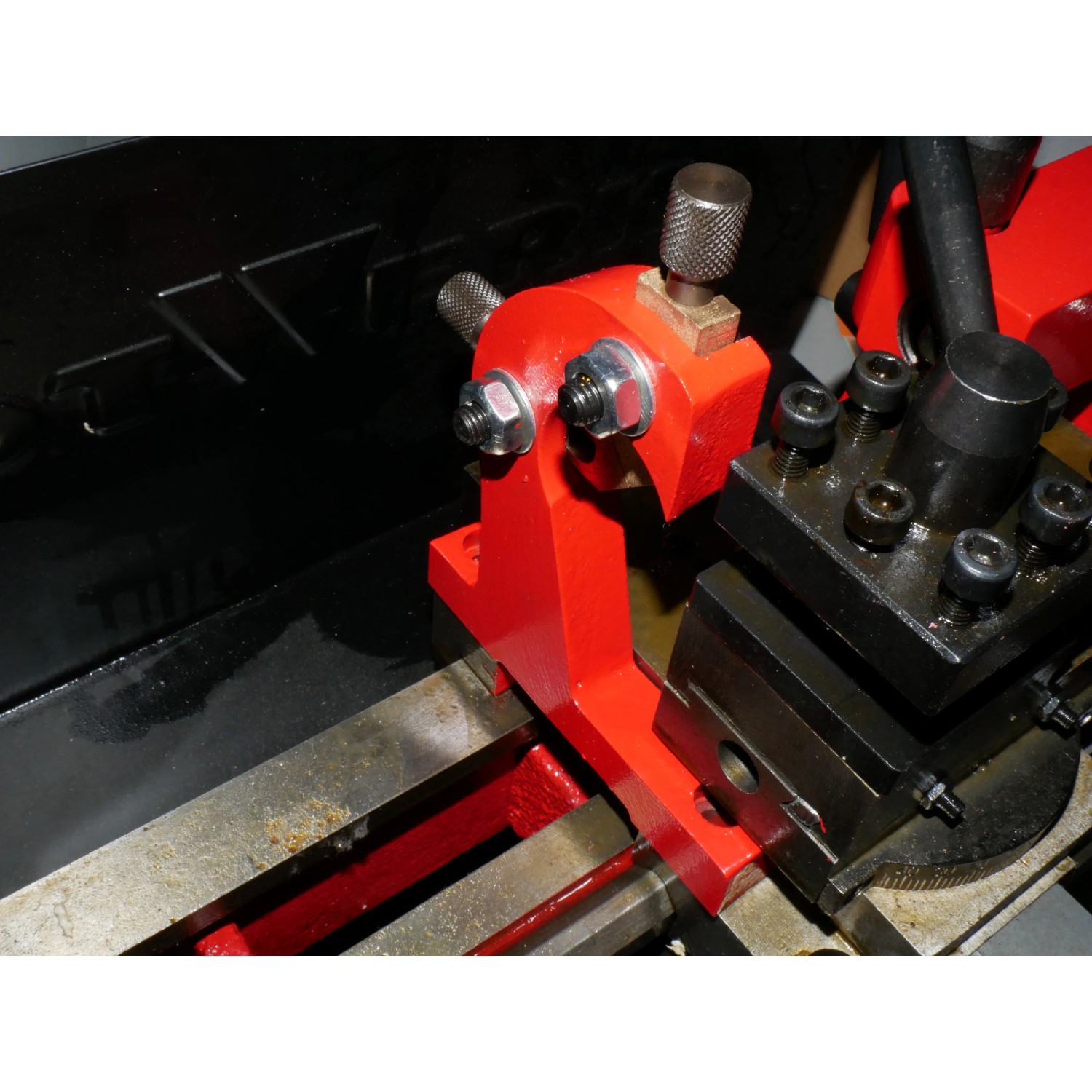 Rotwerk Lünette mitlaufend für Drehmaschine EDM 300/350, rot, zur Werkstückstabilisierung.
