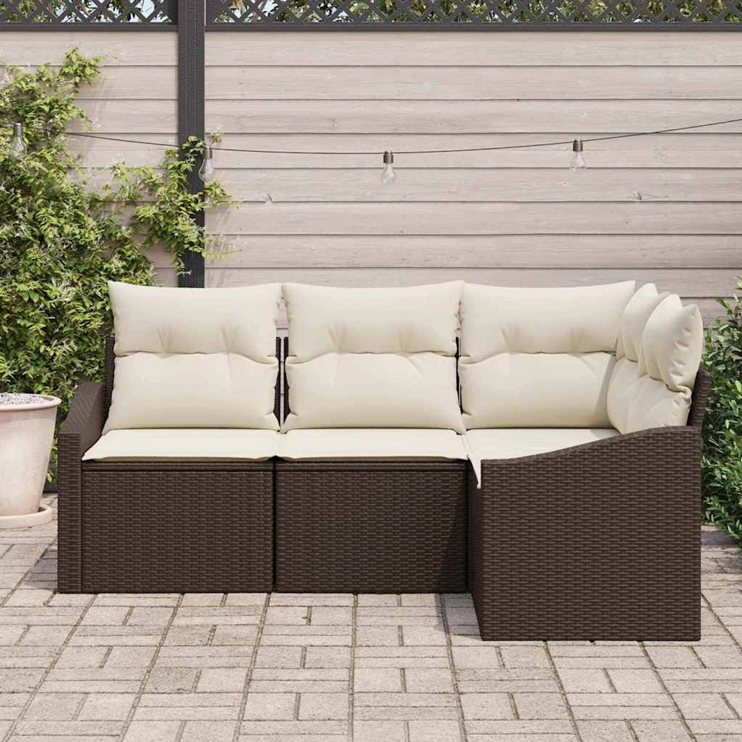 Braunes 4-teiliges vidaXL Garten-Sofa-Set aus Poly Rattan mit hellen Kissen.