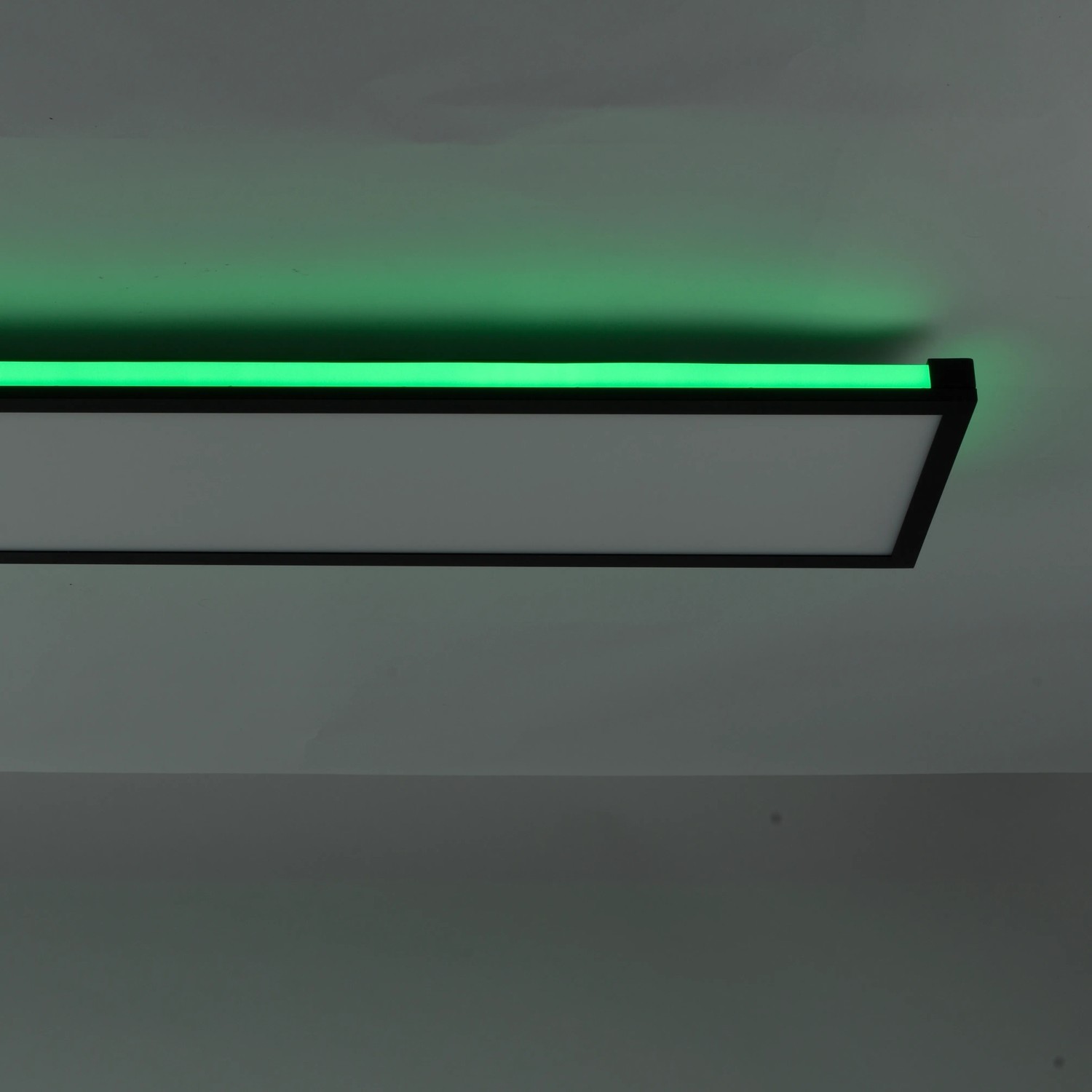 Just Light LED-Deckenleuchte Mario, 100x25cm, schwarz mit grüner Akzentbeleuchtung.
