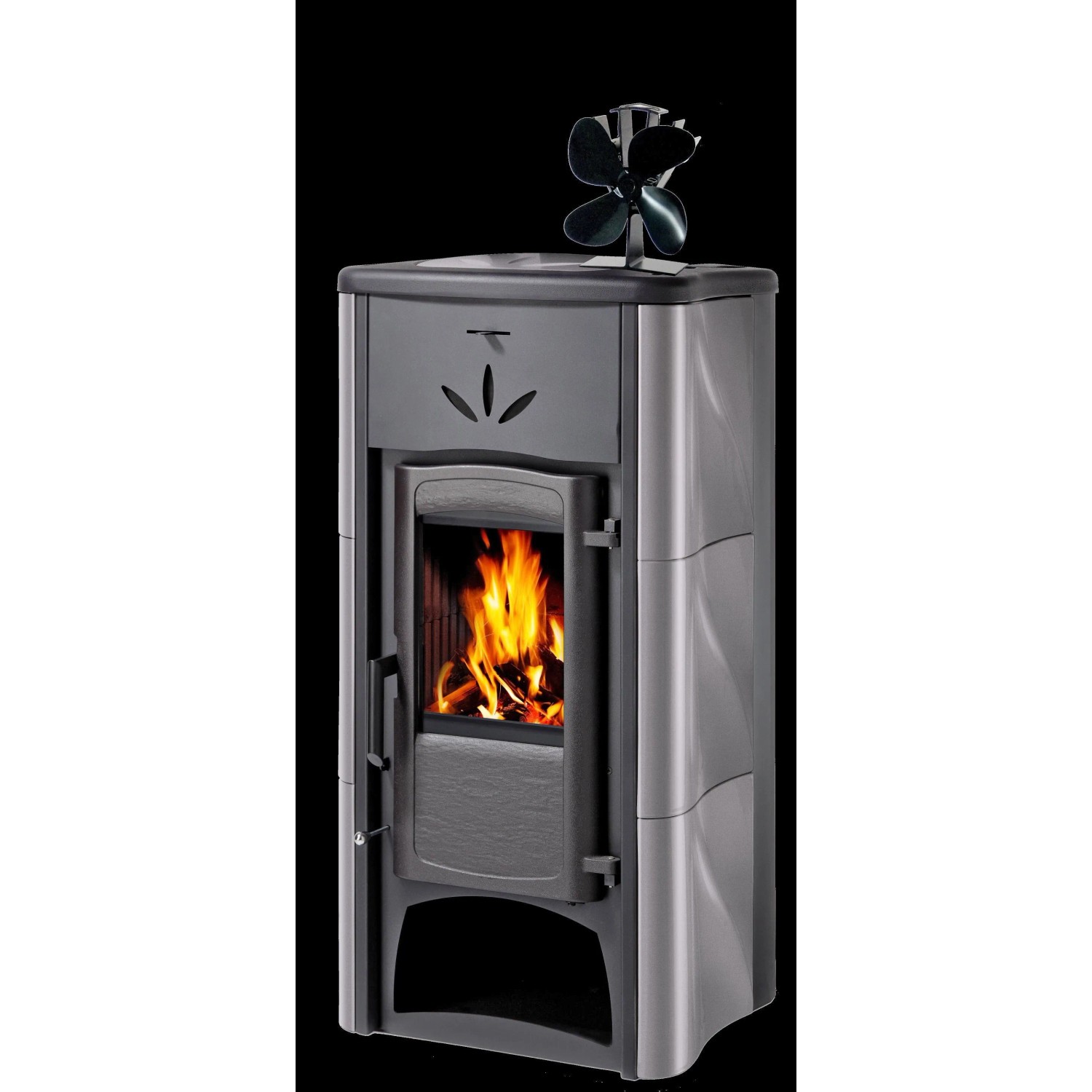 Schwarzer Firefix Kaminofen mit stromlosem Ventilator zur Wärmeverteilung.