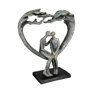 Dekorative Bronzefarbene Kunstharz-Skulptur "Kiss under Tree" mit küssendem Paar auf herzförmigem Baum.