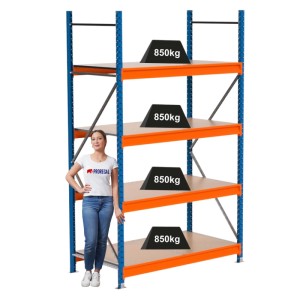 Blau-oranges PROREGAL Weitspannregal MAXIMUS PRO mit vier Spanplatten-Fachböden und Gewichten.