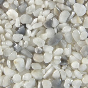 Terralith Marmor Steinteppich Mix Pisa: Nahaufnahme von gerundeten 2-4mm Kieselsteinen in Weiß-Grau.