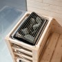Saunaofen mit Saunasteinen der Home Deluxe SHADOW M Sauna aus hellem Holz.
