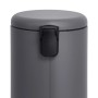 Grauer Svita T30 Treteimer, 30 Liter, mit rundem Deckel und schwarzem Verschluss.