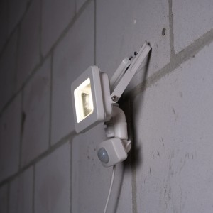 Weißer LED-Außenstrahler mit Sensor, 10W, 4000K, 1100lm, IP44. Sanan LED Strahler für den Außenbereich.