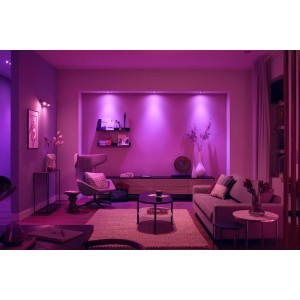 Wohnzimmer mit Philips Hue Centura LED Einbauspots, die in verschiedenen Farben leuchten.