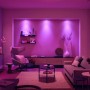 Wohnzimmer mit Philips Hue Centura LED Einbauspots, die in verschiedenen Farben leuchten.