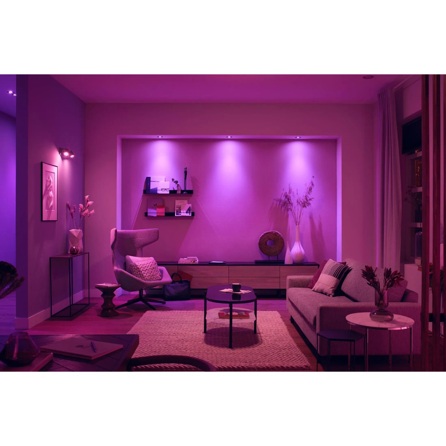 Wohnzimmer mit Philips Hue Centura LED Einbauspots, die in verschiedenen Farben leuchten.