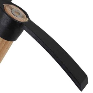 Nahaufnahme einer Galaflor Kleinhacke aus schwarzem Stahl mit hellem Holzstiel für die Bodenbearbeitung.