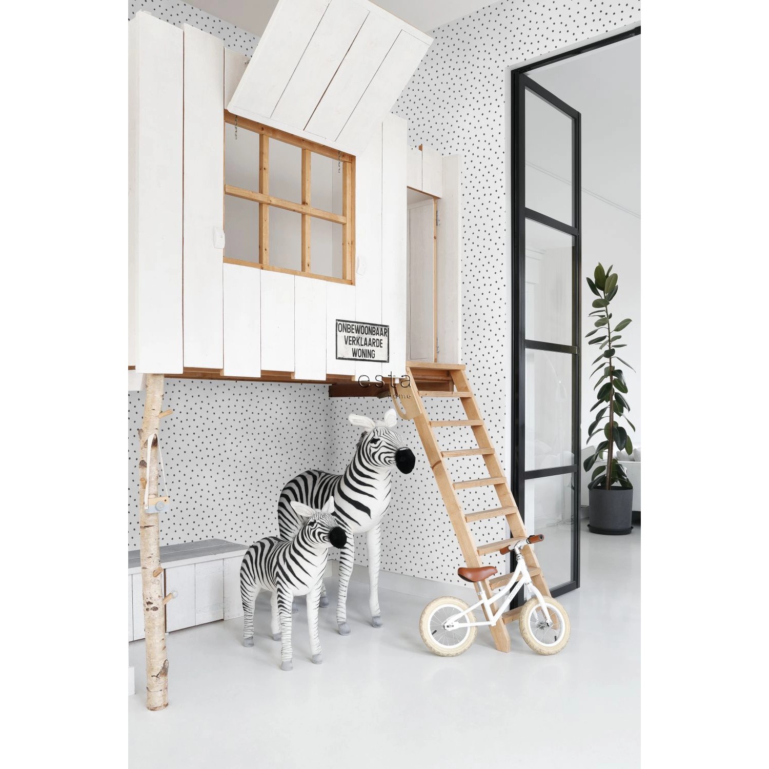Kinderzimmer mit ESTAhome Tapete Punkte in Schwarz-Weiß, Spielhaus und Zebra-Deko.