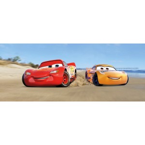 Komar Fototapete Vlies Cars 3 mit Lightning McQueen und Cruz Ramirez am Strand.