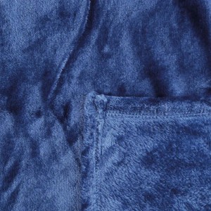 Blaue Bestlivings Kuscheldecke Celina (70x100 cm) aus weichem Polyester, Detailansicht.