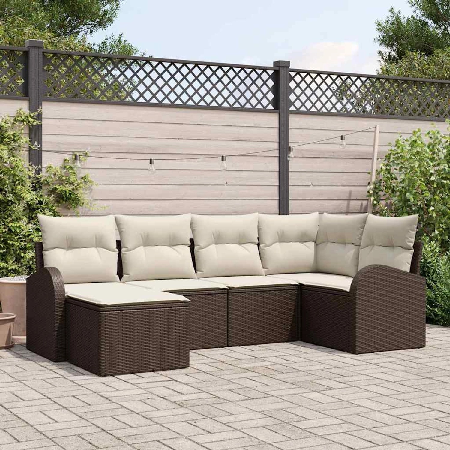 Braunes 6-teiliges Garten-Sofa-Set aus Poly Rattan mit beigen Kissen.